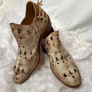 Musse & Cloud Distressed Cream Ankle Booties